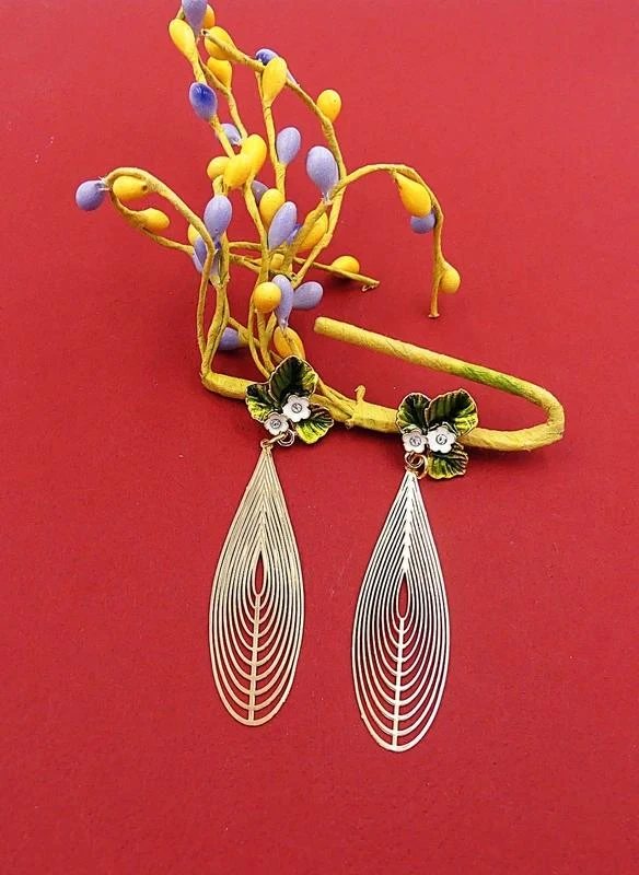 Boucles d’oreilles filigrane en métal doré, émaillées et ornées de strass